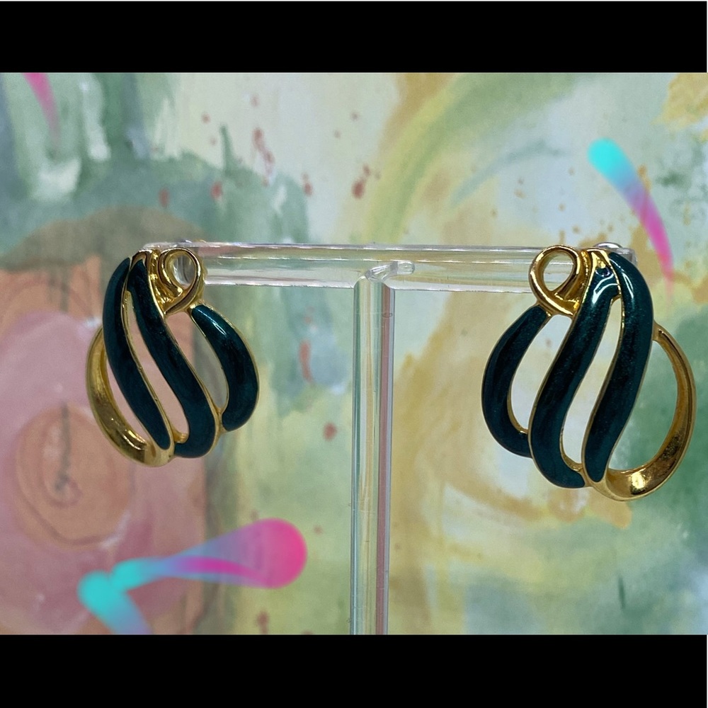 Vintage 80’s Gold Tone & Grn Enameled Earrings - Picture 3 of 5